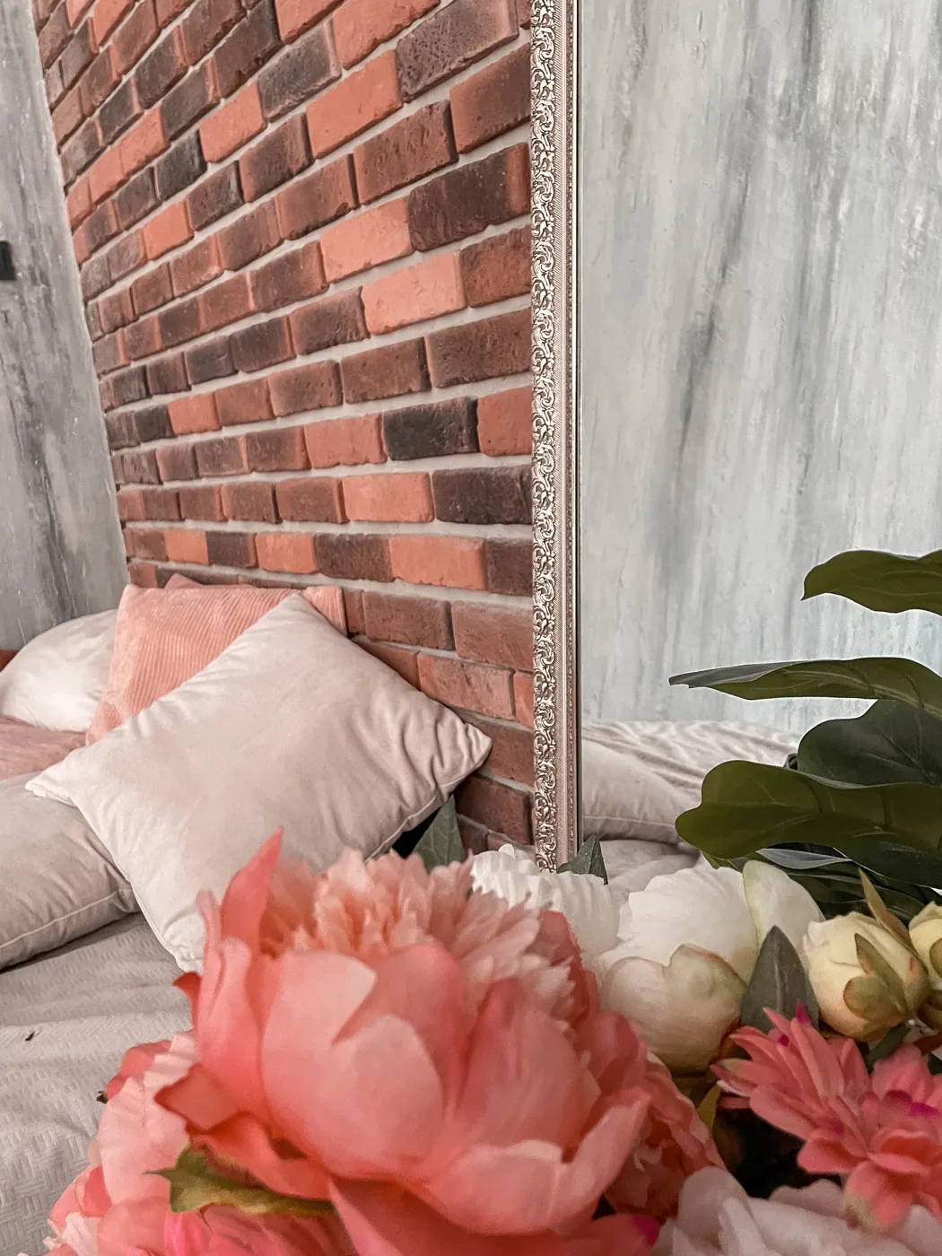 Brick corner · mirror & floral details