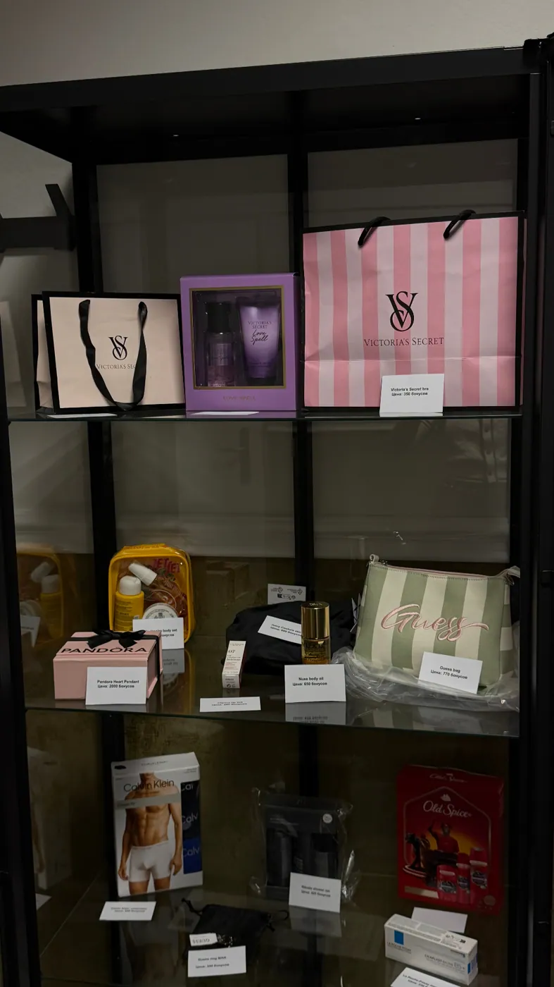 Rewards shelf · bonus gifts showcase