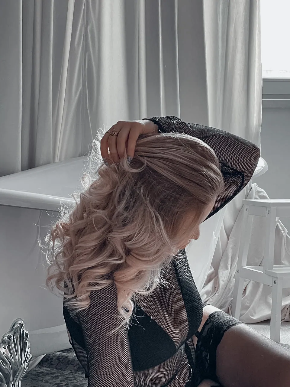 Blonde curls · bathtub boudoir set